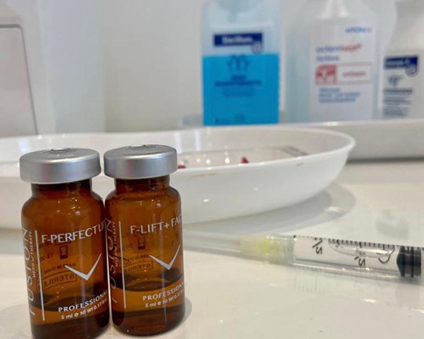 2 Arzneifläschchen Spritze und Desinfektionsmittel Vorbereitung Mesotherapie