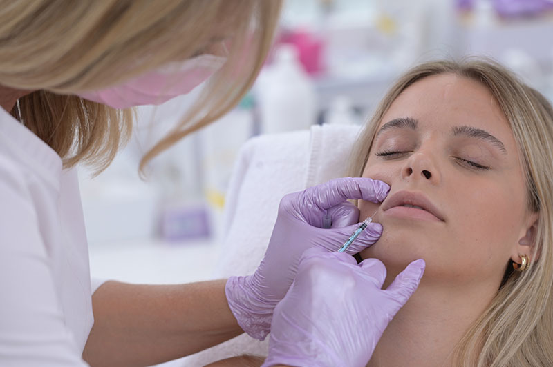 Heilpraktikerin bei einer Lippenbehandlung