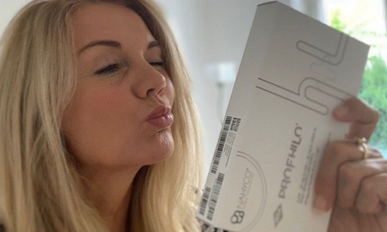 Heilpraktiker mit Packung Skinbooster Profhilo